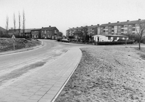 847935 Gezicht op enkele flatgebouwen in de wijk Molenberg te Rhenen.